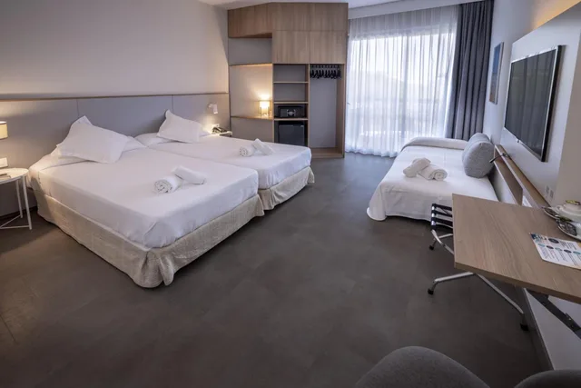 Room, Twin Beds, Lateral Side Sea View, GHT S Agaro Mar 6/10