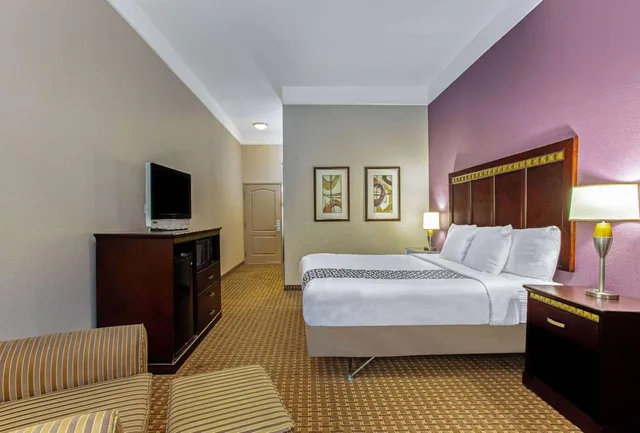 غرفة بسرير كينج بحوض استحمام لذوي الإعاقة، La Quinta Inn Suites Cleburne 2/2