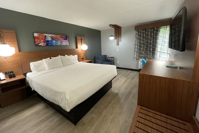 غرفة بسرير كينج بحوض استحمام، La Quinta Inn & Suites by Wyndham Fayetteville I-95 1/5