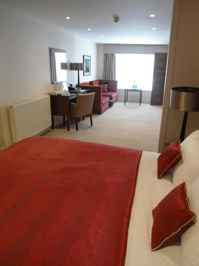 جناح جونيور، The Links Hotel 2/2
