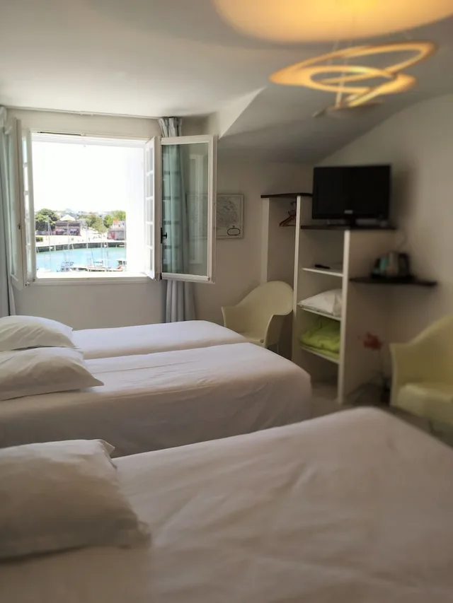 Family, Queen and Twin Beds, Harbour View, Hotel La Marine 2/3