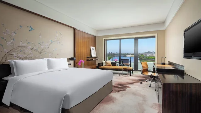 غرفة بريميوم بسرير كينج بإطلالة على النهر، Crowne Plaza Huangshan Yucheng 1/3