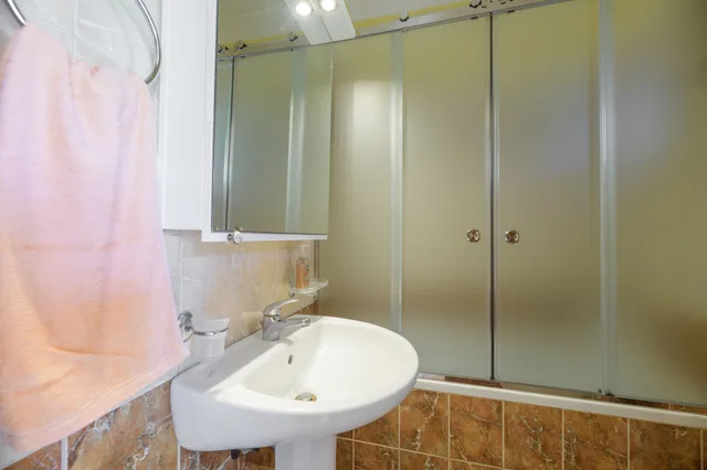 شقة بسريرين مزدوجين بغرفتي نوم مع أريكة في الطابق الأرضي، Arazzo Holiday Apartments 7/8
