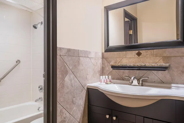 Suite, King Bed, Hot Tub, Ramada By Wyndham Minneapolis Golden Valley 4/5