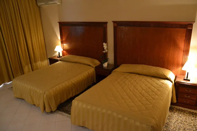جناح فاخر بسريرين كوين مع أريكة، Azur Hotel 3/6