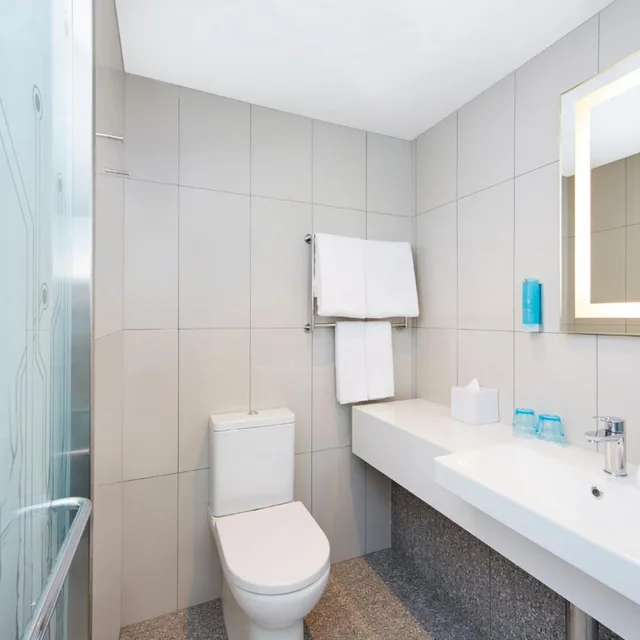 غرفة قياسية بسرير كينج وسرير كوين، Holiday Inn Express Sydney Macquarie Park 5/10