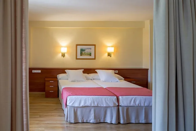 غرفة عائلية ثلاثية بسريرين منفصلين، Balneario De Fitero 2/3