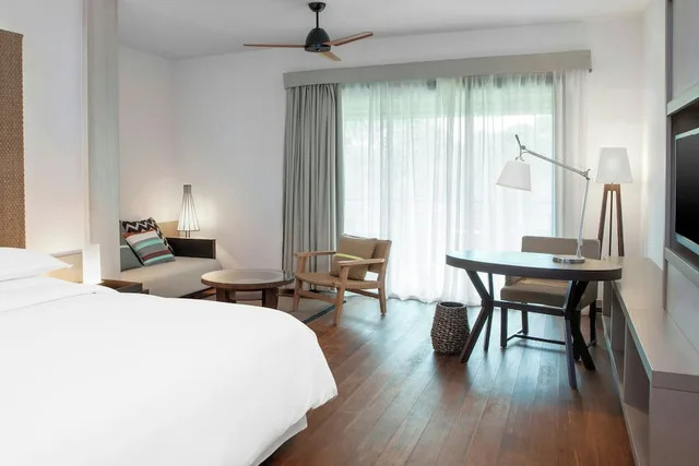 غرفة بسرير كينج بإطلالة على الحديقة بشرفة مع أريكة، Sheraton New Caledonia Deva Resort & Spa 1/4
