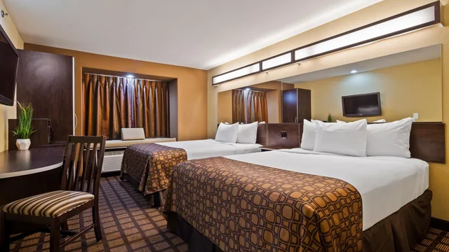 غرفة بسريرين كوين بحوض استحمام لذوي الإعاقة، Microtel Inn and Suites By Wyndham Round Rock 4/7