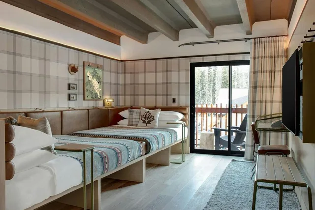 غرفة كبيرة بسريرين كوين بشرفة، Moxy Banff 1/2
