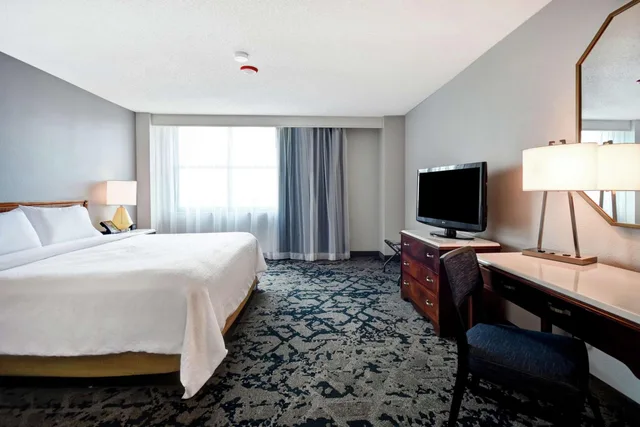 جناح تنفيذي بسرير كينج مع أريكة، Embassy Suites by Hilton Montgomery Hotel & Conference Center 2/4