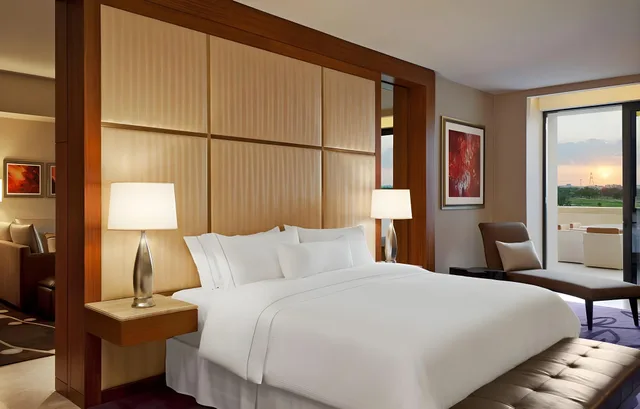 Guest Room, Deluxe, King Bed, Golf Course View, Balcony، VOGO Abu Dhabi Golf Resort & Spa 2/2