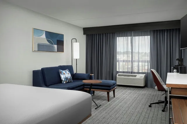 غرفة بسرير كينج، Courtyard Bloomington 1/5