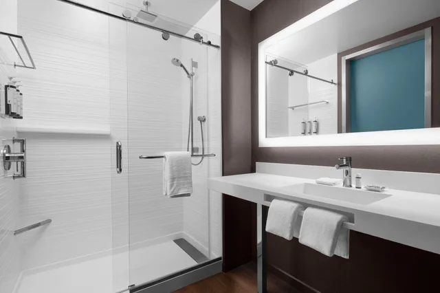 غرفة بسرير كينج بإطلالة على النهر مع أريكة، AC Hotel Vancouver Waterfront 3/3