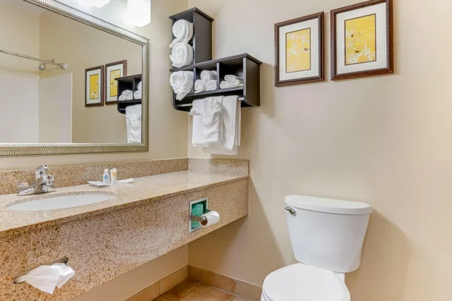 جناح تنفيذي بسرير كينج وسرير كوين مع أريكة بمطبخ صغير، Holiday Inn Express & Suites Southfield - Detroit 3/6