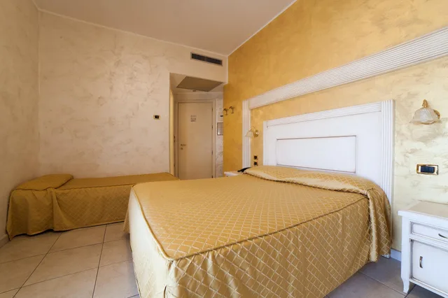 غرفة ثلاثية بإطلالة جزئية على البحر، Hotel Diplomat Palace 2/4