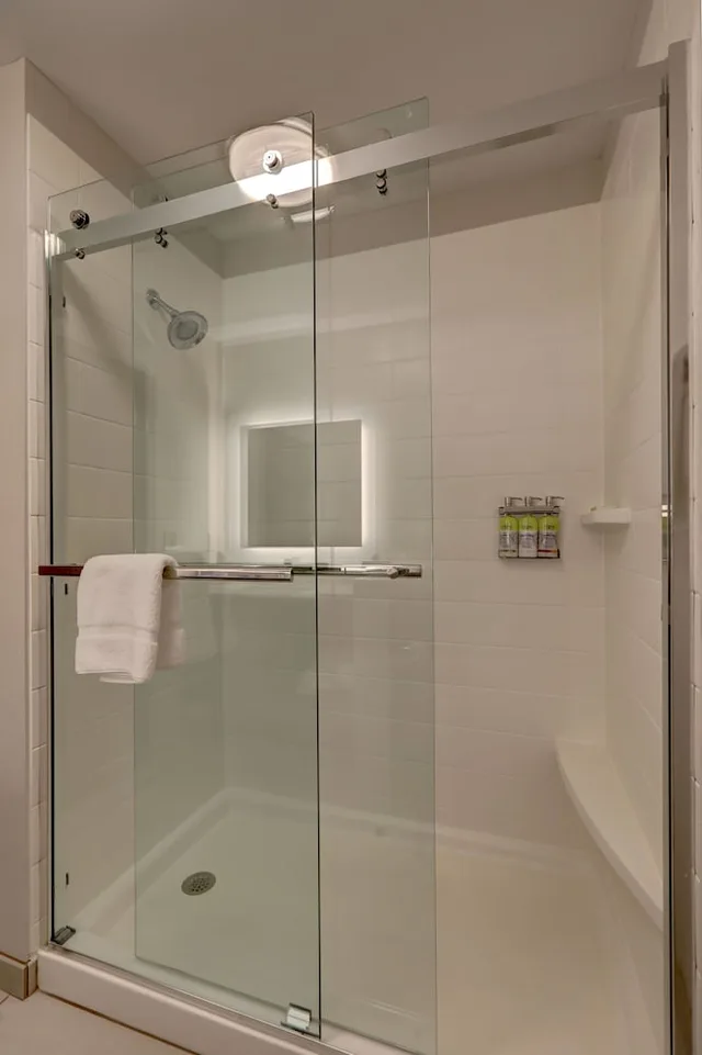 جناح بسرير كينج مع أريكة، Holiday Inn Express & Suites Auburn Downtown 4/4