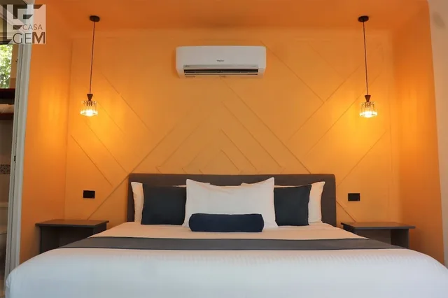 غرفة فاخرة بسرير كينج بإطلالة على المسبح بحمام خاص، Casa Gem B&B 3/10