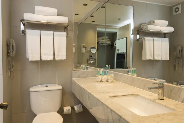 Standard, 2 Queen Beds, Holiday Inn Santiago Airport 9/10