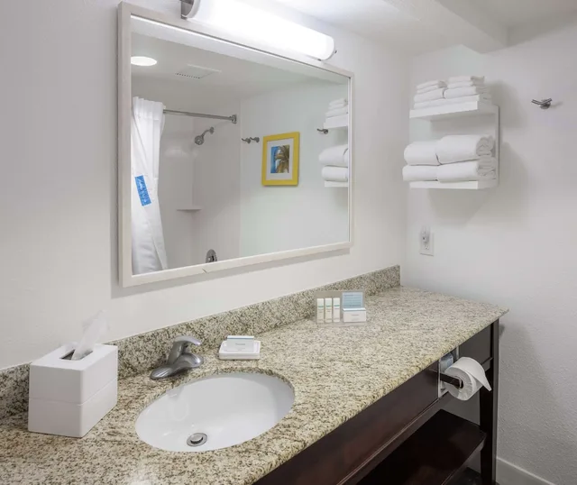 غرفة بسريرين كوين بحوض استحمام، Hampton Inn Suites Miami Doral Dolphin Mall 2/2