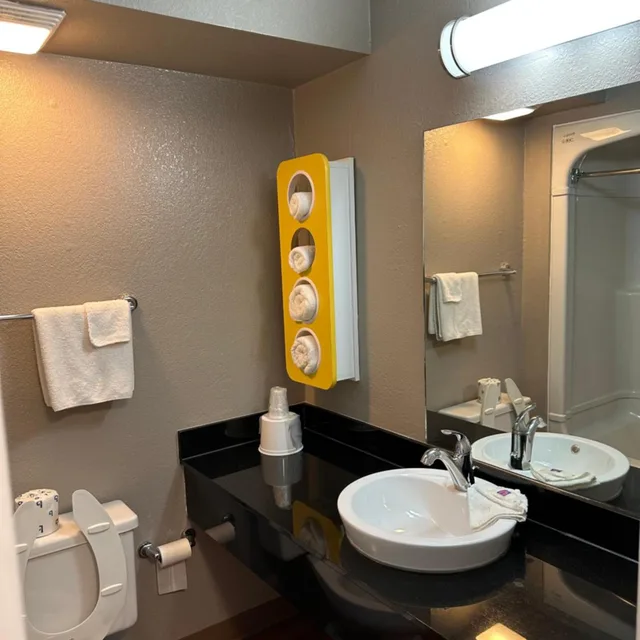 1 Queen Bed - Non-Smoking, Micfridge، Motel6 Greensboro, NC - Airport 8/9