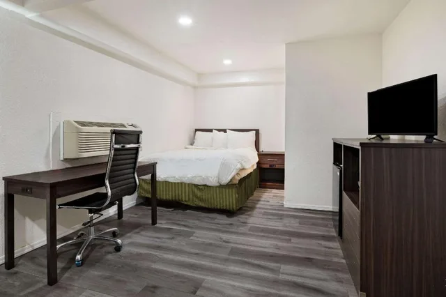 Upgrade, 3 Queen Beds، Econo Lodge Needles 6/6