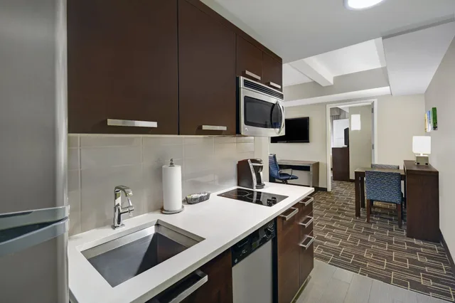 غرفة بسرير كينج بغرفة نوم واحدة مع أريكة، Residence Inn by Marriott New York Manhattan/ Midtown Eastside 6/6