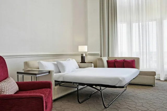1 Bedroom, Bi Level, Loft, Suite, King Bed, Sofa، Delta Hotels by Marriott Edmonton South Conference Centre 1/4