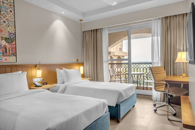 غرفة ديلوكس بإطلالة على المسبح بشرفة مفردة بسرير كوين، Fairfield by Marriott Goa Calangute Village 1/9