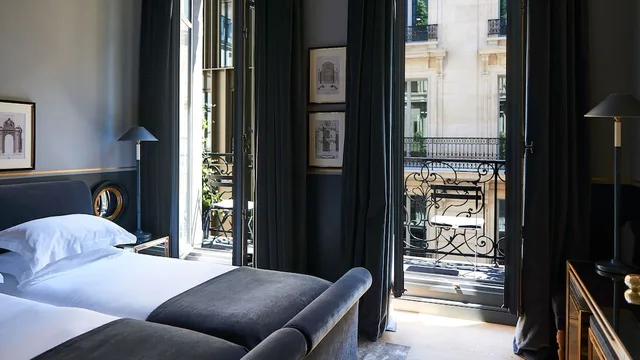 غرفة تنفيذية بسرير كوين بشرفة، Monsieur George-Champs Elysees 3/8