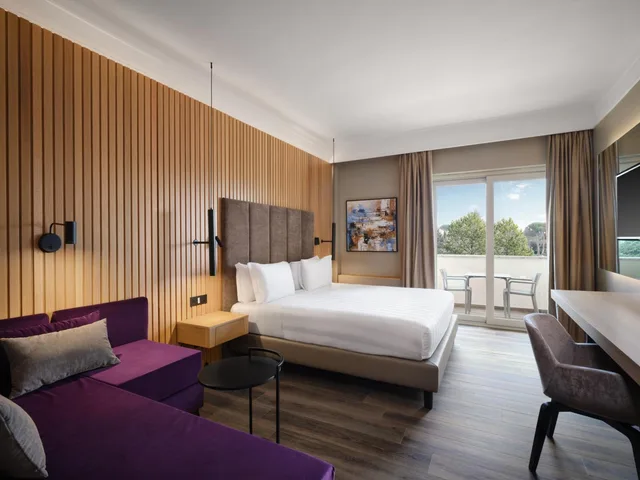 جناح بسرير كينج بغرفة نوم واحدة مع أريكة، Crowne Plaza St Peter S 1/2