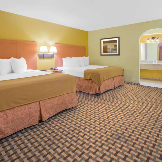 غرفة بسريرين كوين للمدخنين، Days Inn by Wyndham Lubbock South 1/5