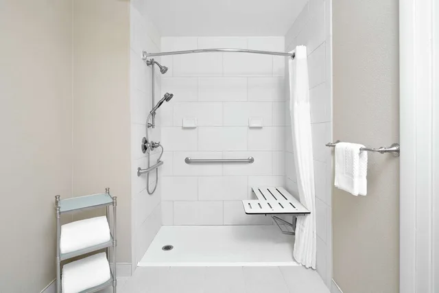 جناح بسرير كينج بحوض استحمام لذوي الإعاقة، DoubleTree Suites by Hilton Charlotte SouthPark 3/3
