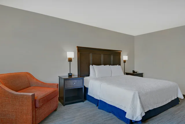 غرفة بسرير كينج، Hampton Inn Bath Brunswick Area Me 2/4