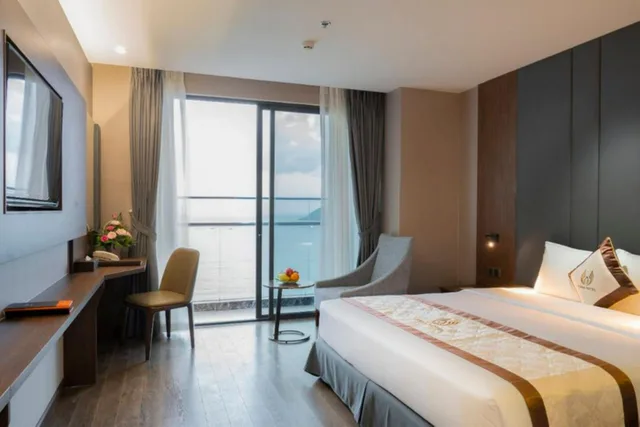 غرفة بريميير بسرير مزدوج بإطلالة على البحر بشرفة، Vesna Hotel Nha Trang 1/3