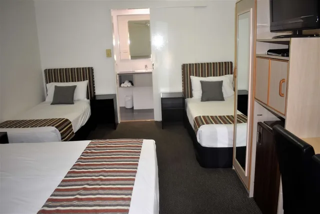 غرفة قياسية بسرير كوين وسريرين منفصلين، Best Western Cattle City Motor Inn 7/10