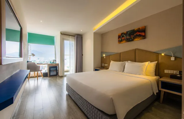 Senior Executive، Les Cham Hotel 1/2