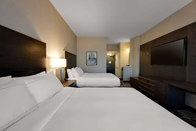 غرفة بسريرين كوين لذوي الإعاقة، DoubleTree by Hilton Denver International Airport (ex. Holiday Inn Hotel And Suites) 1/6