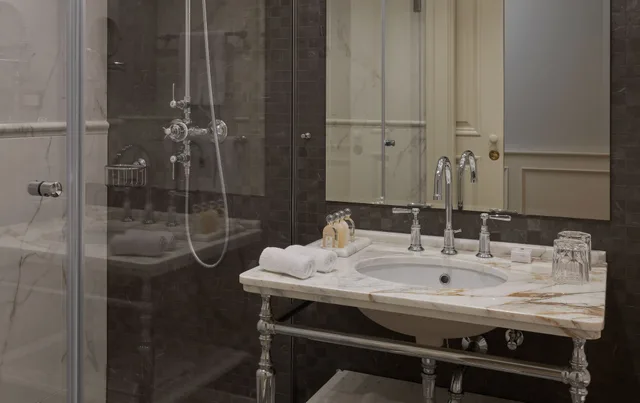 غرفة بريميوم بسرير كينج بإطلالة على البحر بشرفة، Palace Elisabeth Hvar Hotel 3/4