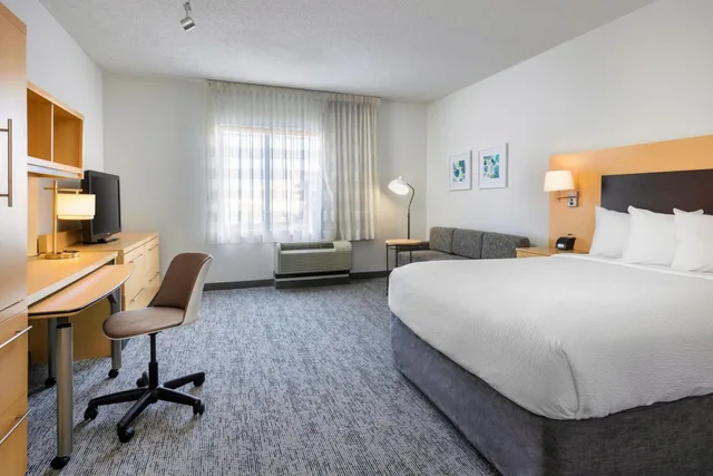 غرفة بسرير كوين مع أريكة، TownePlace Suites York 1/5
