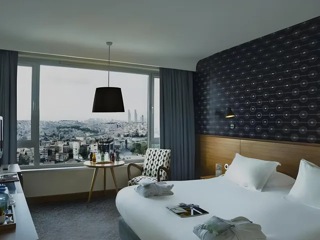 غرفة سوبيريور بسرير مزدوج وسريرين منفصلين بإطلالة على المدينة، The Marmara Pera 2/2