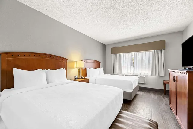 جناح عائلي بسريرين كوين مع أريكة، Best Western Plus At Lake Powell 1/3