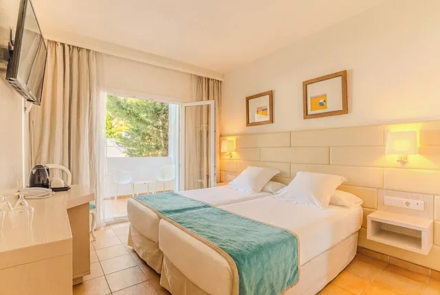 غرفة بسريرين منفصلين بشرفة، Hotel Cala d Or - Adults Only 2/10