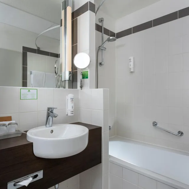 غرفة قياسية بسرير كينج وسرير كوين، Holiday Inn Frankfurt Airport Neu Isenburg 9/9