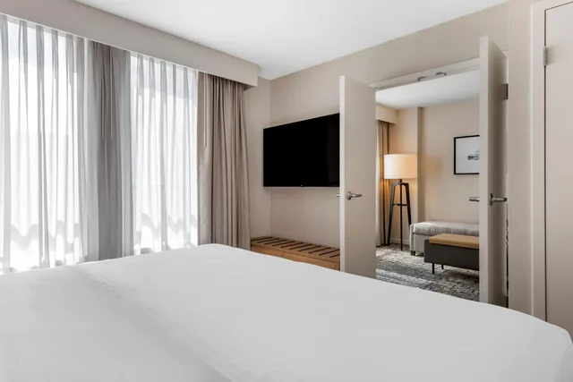 1 Bedroom, Hospitality, Suite, King Bed, Sofa, Club Floor، Sheraton Suites Old Town Alexandria 4/7