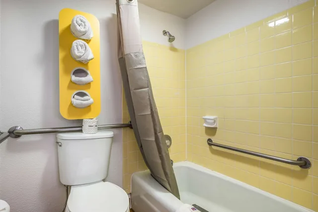 غرفة قياسية بسرير كينج، Motel6 Madison, WI - East 10/10