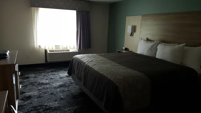 غرفة بسرير كينج، Aartpark Hotel Inn At Lewiston 1/1