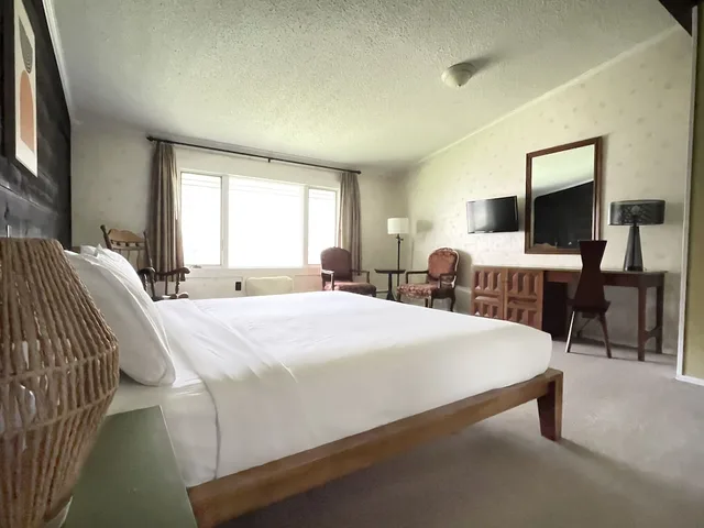 Room, King Bed, Toll Road Inn 2/6