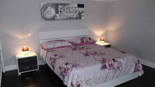 دوبلكس سوبيريور بسرير كوين بشرفة مع أريكة، B&B La Torretta Di Chiaia 2/3