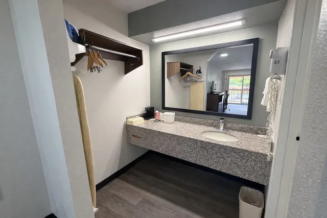 غرفة قياسية بسرير كوين، Quality Inn Mount Pleasant 8/9